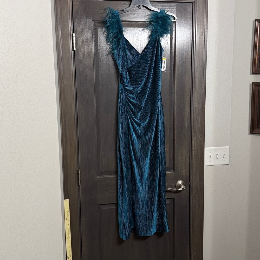 Saylor Trish Feather Cap Sleeve‎ Velour Cocktail Dress S